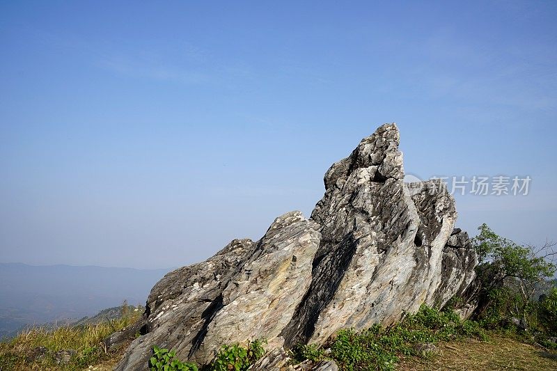 泰国清莱Doi Pha Tang山顶上的一组尖石